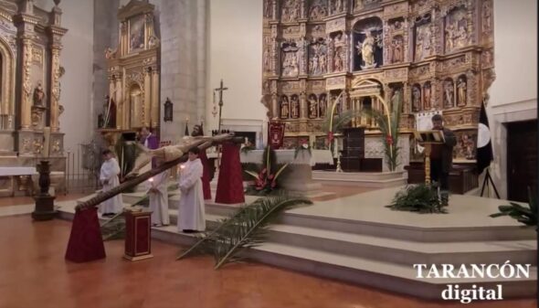 El Via Crucis de los jóvenes en Tarancón hubo de celebrarse en el interior del templo parroquial por la lluvia
