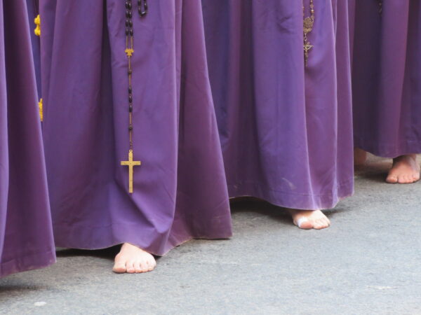 Los podólogos ofrecen un decálogo de consejos para cuidar los pies en Semana Santa y ante el cambio de estación por la llegada de la primavera