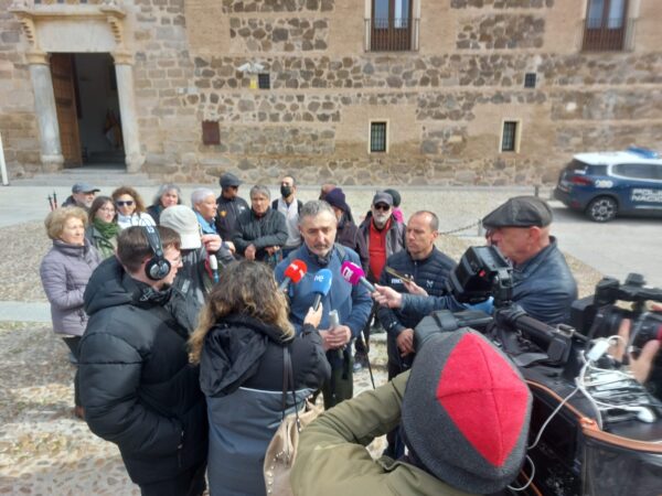 Entregan más de 5.000 firmas con una petición expresa al presidente de la Junta de Castilla La Mancha por la retirada de la enmienda a la ley de caza que permite cazar en vías públicas
