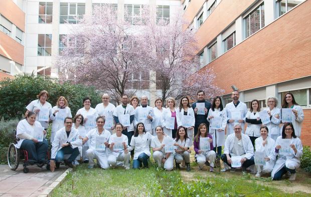 El Servicio de Oftalmología de la Gerencia de Alcázar de San Juan participa en la edición de una guía revolucionaria para realizar las primeras cirugías de cataratas