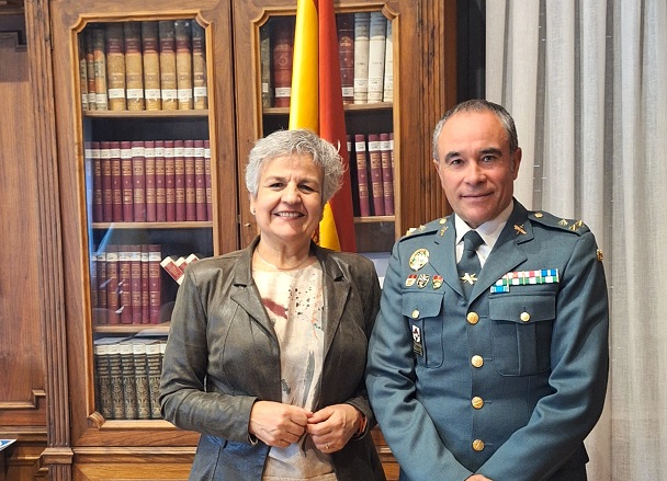La subdelegada del Gobierno se despide del capitán Medina, jefe del Subsector de Tráfico de la Guardia Civil