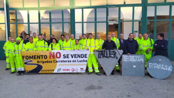 Concentración del personal de Fomento por su taller con esperanza en una solución