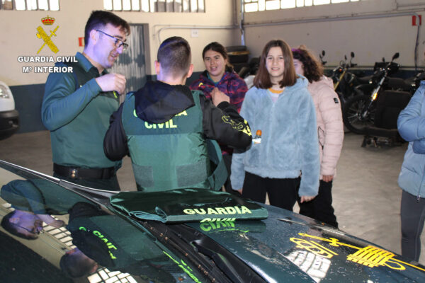 Alumnos del C.E.E. Infanta Elena visitan la  Comandancia de la Guardia Civil de  Cuenca