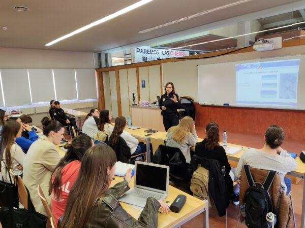 La Policía Nacional colabora con la facultad de enfermería de la UCLM en Cuenca