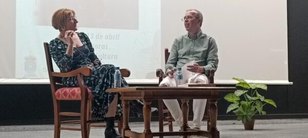 La escritora pedernoseña Ana Isabel  Fernández, se reencuentra con sus  paisanos en la presentación de la reedición de su primera novela “Cuando el cielo diga  mi nombre”