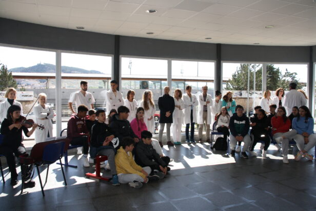 La Gerencia del Área Integrada de Cuenca se suma a la celebración del Día del Libro con lecturas compartidas en el vestíbulo del Hospital Virgen de la Luz