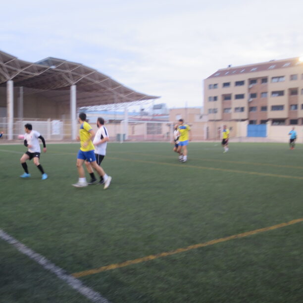 Dos de los seis partidos de la jornada, no se disputaron al estar dos equipos son completar la plantilla, en la décimo séptima jornada de la Liga Local de Fútbol 7, Memorial David Gómez.
