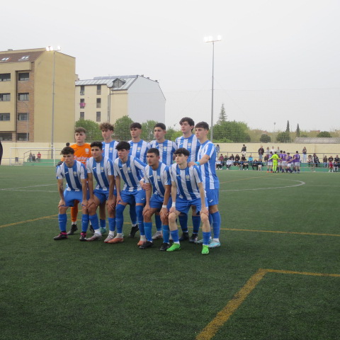 Ya no puede fallar el equipo Juvenil A de la EFB Jesús de la Ossa para mantener la categoría. Recibe al CD Torrijos, rival directo en esa lucha, al que en la ida supero por la mínima diferencia.