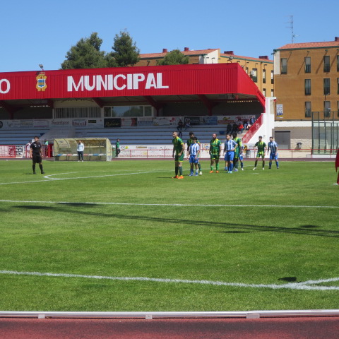 Un innecesario penalti a falta de 3 m. para finalizar resta dos puntos al equipo promesas de la EFB Jesús de la Ossa ante el Recas CF en el grupo IV de Primera Autonómica.