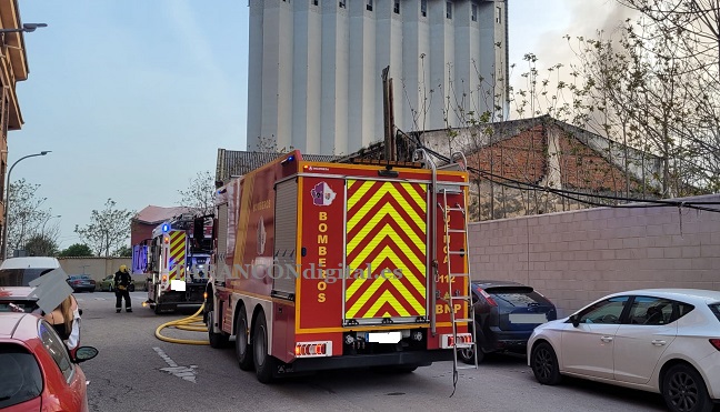 Los bomberos han tenido que intervenir esta tarde en un incendio producido en una nave de Tarancón