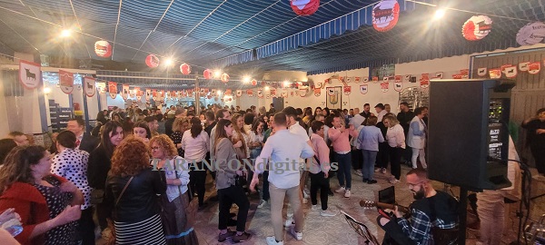 La Peña El Mosto de Tarancón celebraba este sábado la Feria de Abril con un gran éxito de participación