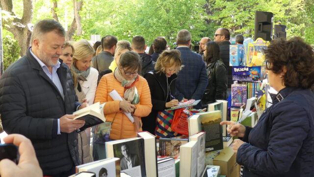 Los libros ya inundan la plaza de la hispanidad en Cuenca tras la inauguración del día del libro