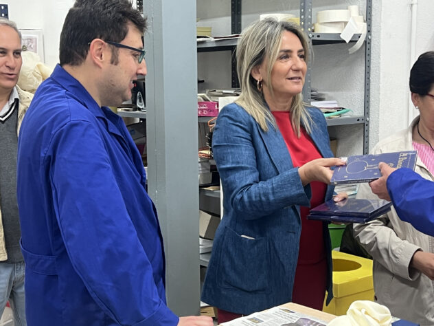 La Delegación del Gobierno celebra el Día del Libro reconociendo el trabajo del taller de encuadernación de personas con discapacidad intelectual de APANAS Toledo