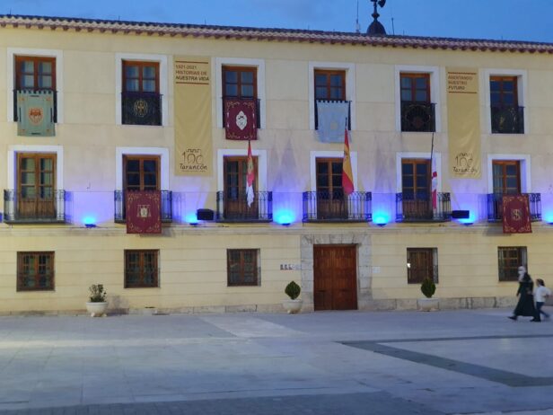Tarancón se une al Día Mundial del Autismo: Iluminación azul y pancarta en la Casa Consistorial