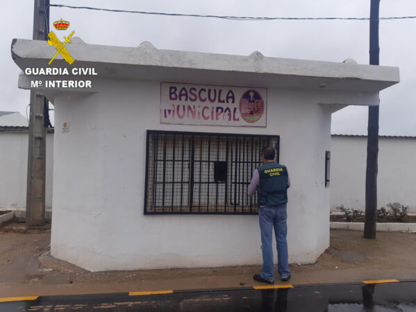 La Guardia Civil detiene a una persona e  investiga a otras dos por ocho robos con  fuerza en las cosas