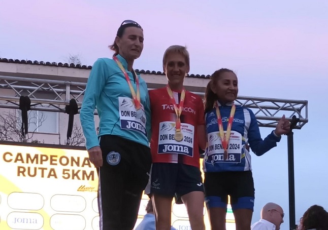 La atleta del CD Atletismo Tarancón, Maria Carmen Llorena, medalla de oro en el Nacional 5 km ruta disputado en Don Benito con récord del Campeonato