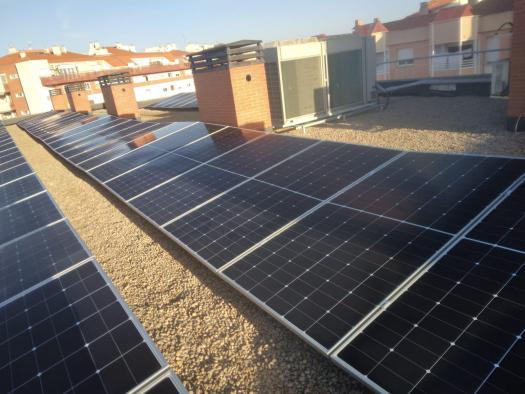 El Gobierno regional instala placas solares en edificios para personas mayores y discapacidad a fin de mejorar su eficiencia energética