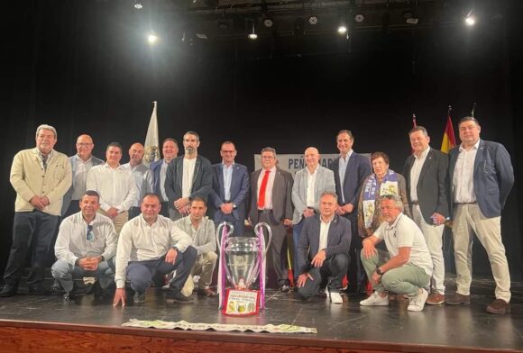 La Peña Madridista El Nido de Santa Cruz de la Zarza, impone las insignias de Oro a dos autores de la Séptima Copa de Europa lograda por el Real Madrid, en su 70 aniversario.