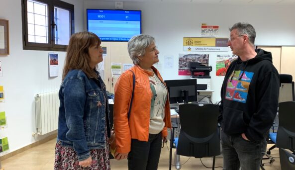 La subdelegada del Gobierno en Cuenca visita la oficina del SEPE en Cañete