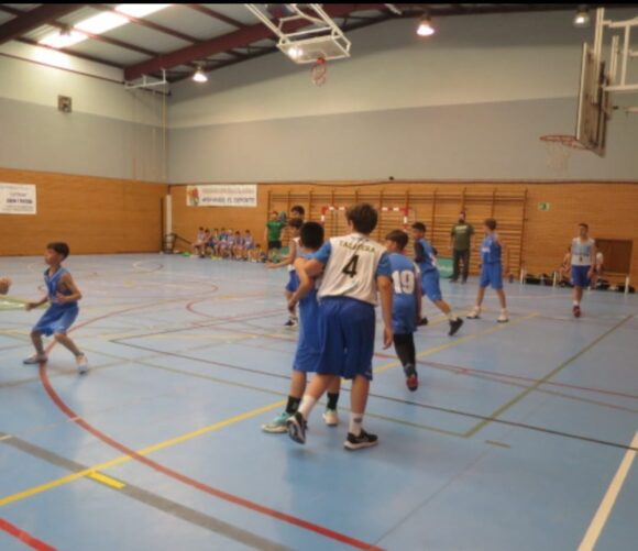 Interesante jornada de Minibasket en el gimnasio Reina Sofia en un bonito ambiente deportivo de púbico y equipos