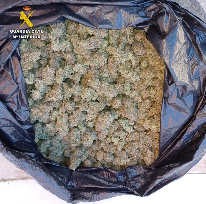 La Guardia Civil detiene a una persona que trasportaba más de 23 kilos de marihuana en su vehículo