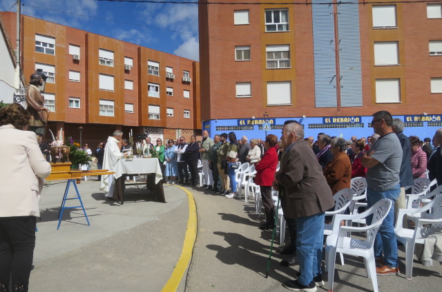 La imagen de San Isidro, ademas de bendecir los campos, este año ha salido en procesión por las calles del barrio, al ritmo de  flauta y tambor