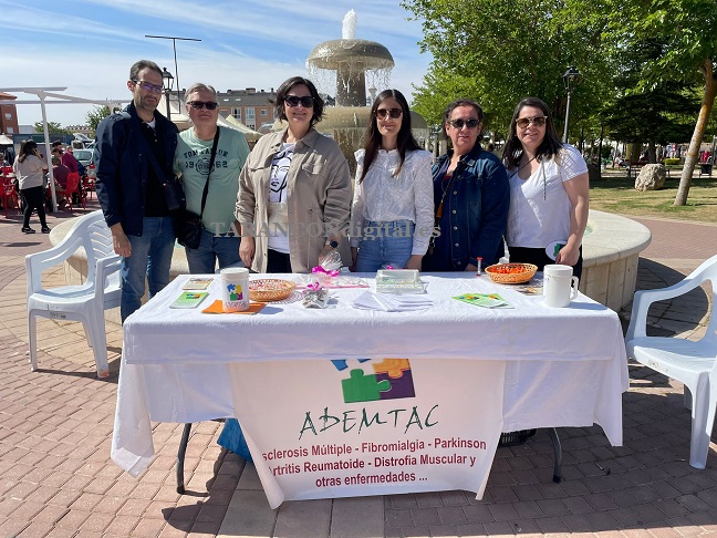 Ademtac presente en el mercadillo municipal con una mesa informativa en la XIV Semana de las Enfermedades neurológicas y reumáticas que se está celebrando