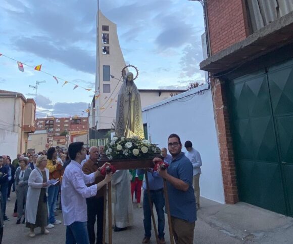 La imagen de la Virgen de Fátima, recorrió las calles de la barriada de San Víctor en la víspera de la fiesta