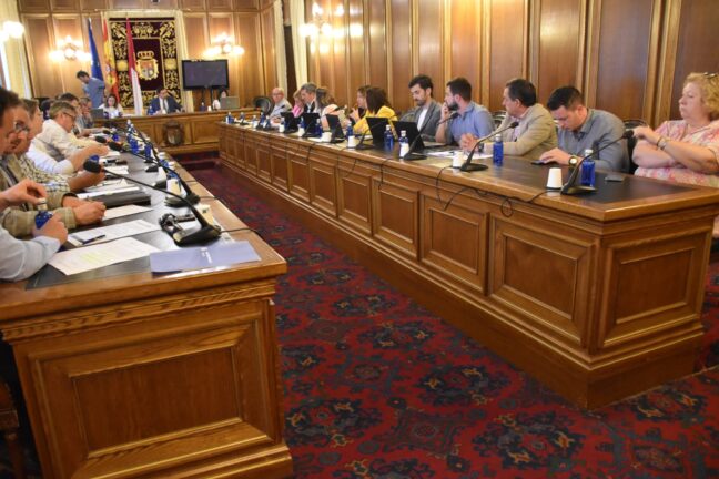 La vicepresidenta primera, Nuria Illana, presenta su dimisión por motivos personales y es aceptada por el pleno provincial