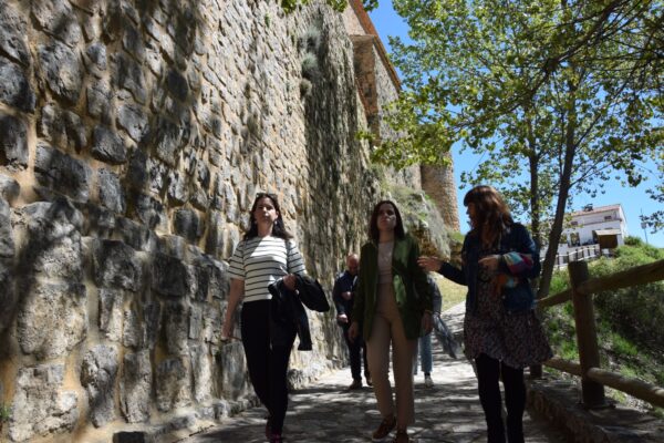 La Diputación de Cuenca invierte 100.000 euros en restaurar el lienzo de las murallas de Cañete y la construcción de un parque