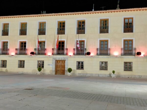 Tarancón Ilumina su Casa Consistorial de naranja en Honor al Día Internacional de la Libertad de Prensa