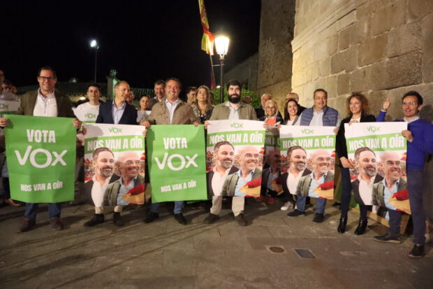 David Moreno, ha participado esta noche en la tradicional pegada de carteles que inaugura la campaña electoral en Toledo.