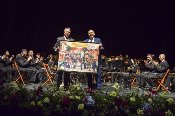 El Diputación de Cuenca recibe un reconocimiento de la banda de música de Tarancón en la celebración de su centenario
