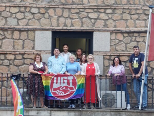 UGT CLM se suma a la defensa de los derechos LGTBI con el izado de la bandera arcoíris en su sede regional