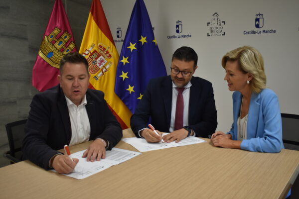 La Junta y el Ayuntamiento de Almodóvar del Pinar firman el convenio para la puesta en marcha de la nueva escuela infantil