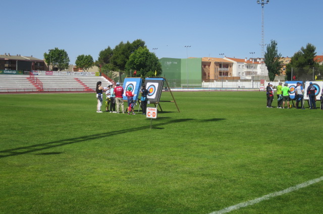 El arquero alevin Arturo González en alevin campeón de Castilla la Mancha de tiro con Arco. El veterano Jose Maria Parraga tercero en su categoría.
