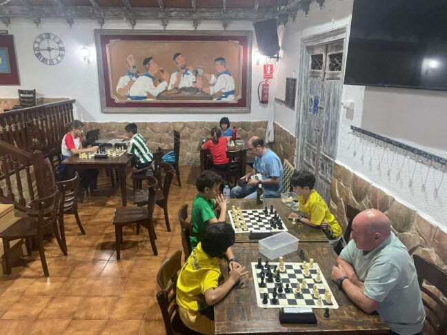 Intensas jornadas de Ajedrez para el Caissajedrez Tarancón, de promoción de este deporte en la Peña el Mosto y participación en el III Memorial Luis Gallardo y Rafael Matas, en esta ocasión en la vecina localidad de Santa Cruz de la Zarza.