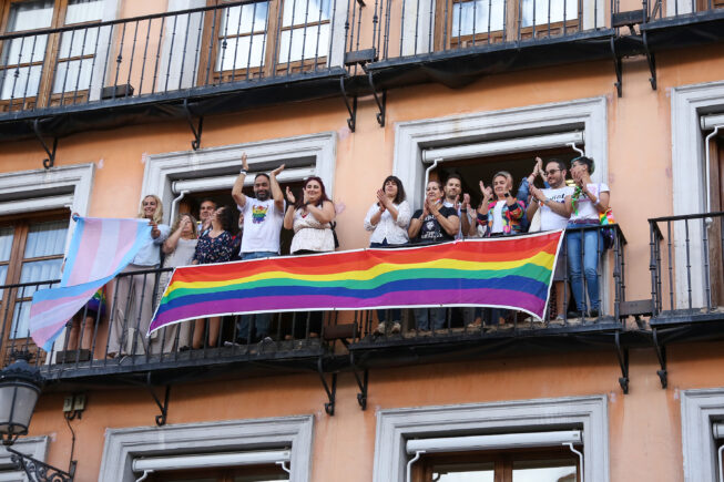 Milagros Tolón despliega los colores LGTBI+ en la Delegación del Gobierno, “nosotros estamos por la inclusión, no por la exclusión”