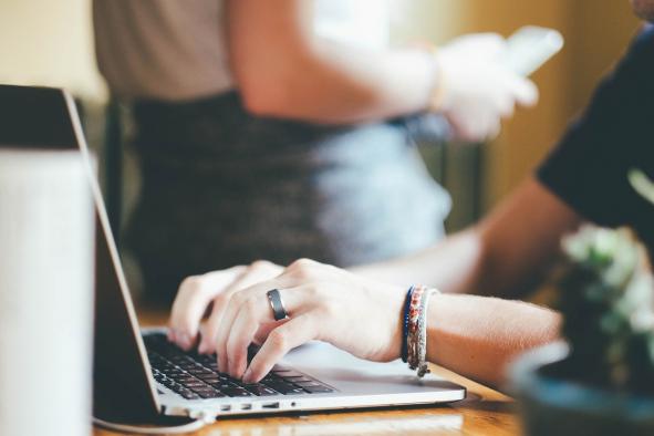 Más de 1.400 personas han participado en los cursos de capacitación digital en Centros de Educación de Personas Adultas organizados por el Gobierno regional