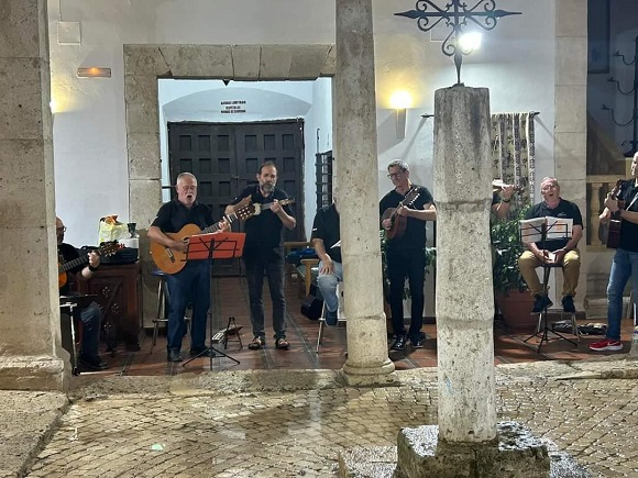La tormenta no pudo con la ilusión y profesionalidad del Grupo El Sotanillo, que ofreció su habitual concierto del Solsticio de Verano en Casa Parada