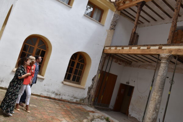 La Junta y el Ayuntamiento de Cañete inician la restauración del antiguo patio del Ayuntamiento