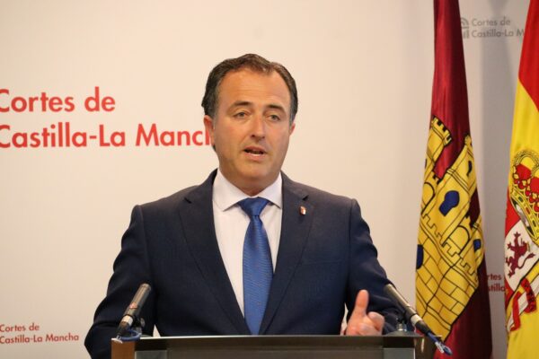 David Moreno reafirma la propuesta de devolver al Estado las competencias de sanidad y educación