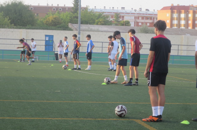 La Escuela de Fútbol Jesús de la Ossa, en plena campaña de captación de jugadores y jugadoras ante el próxima temporada