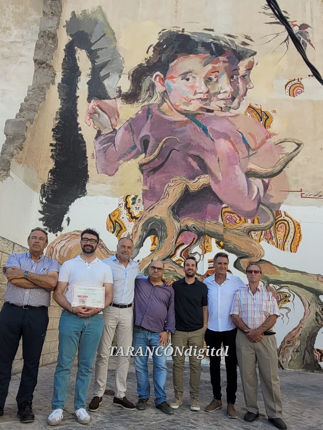 Finalizado el mural urbano de Javier Córdoba con el que inicia el proyecto “larga raíz” en homenaje y recuerdo del 85 aniversario del exilio de la familia Rius.