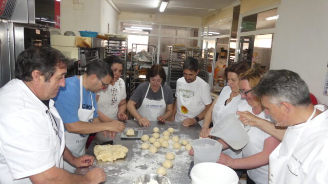 Los panaderos acesanc evolucionan en la realización de pan con el maestro Florindo Fierro