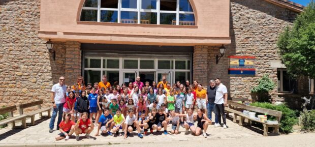 Abel Fresneda anima a los jóvenes de los campamentos de Fuente Las Tablas a aprovechar al máximo esta experiencia única