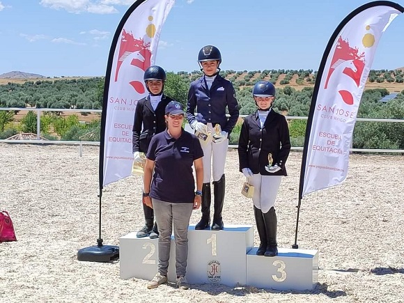 Alejandra Navarro en categoría Infantil y Sira Palomar en Intermedia 1. primeros puestos en el Concurso Territorial de Doma Clásica Yeguada San Jose.