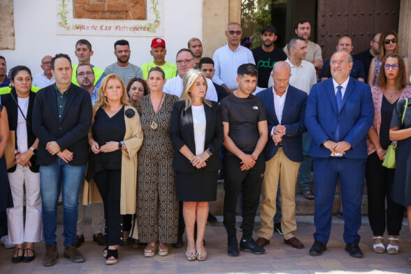 Milagros Tolón asiste al minuto de silencio de Las Pedroñeras y asegura que el Gobierno de España “no va a cesar en la lucha contra la violencia machista”
