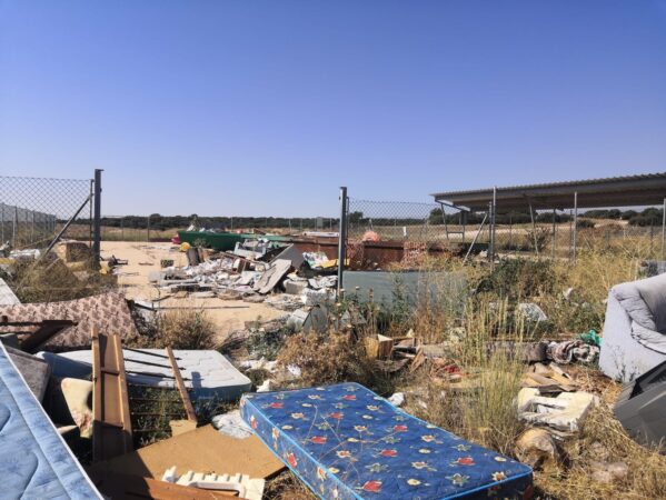 Denuncian el abandono total del punto limpio de Campillo de Altobuey