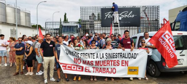 Duelo e indignación a las puertas de la bodega de Félix Solís en Valdepeñas por la muerte de un joven trabajador en accidente laboral
